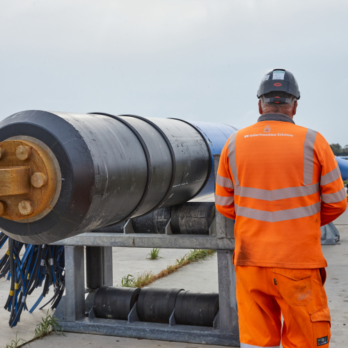 VolkerTrenchless Solutions employee on site with HDD rig.