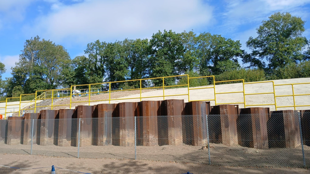 Row of sheet piles.
