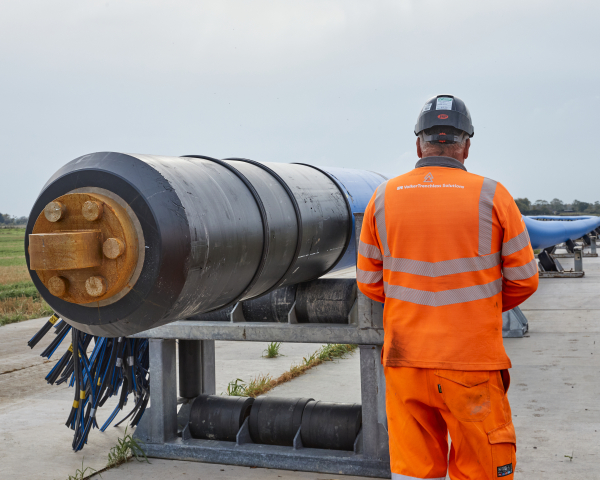 VolkerTrenchless Solutions employee on site with HDD rig.